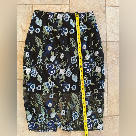 BCBGeneration Pencil Skirt Embroidered Blue Floral Sheer Lined Womens Sz 4 NWT - Picture 10 of 10